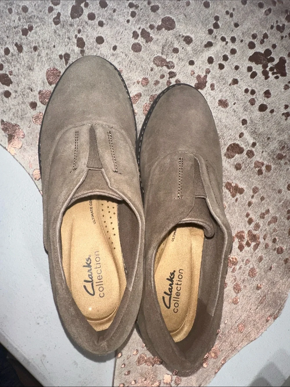Clarks suede slip